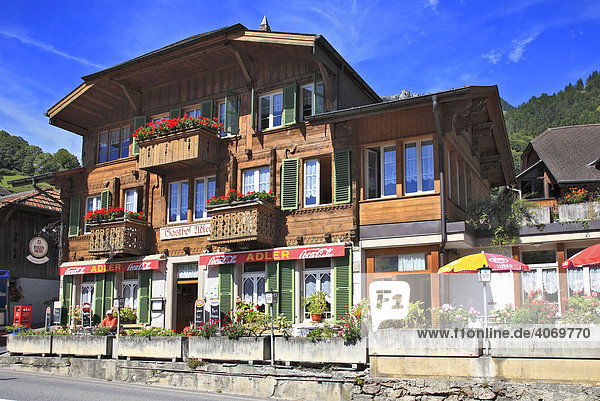 Simmentaler Bauernhaus bei Erlenbach im Simmental  Berner Oberland  Schweiz  Europa