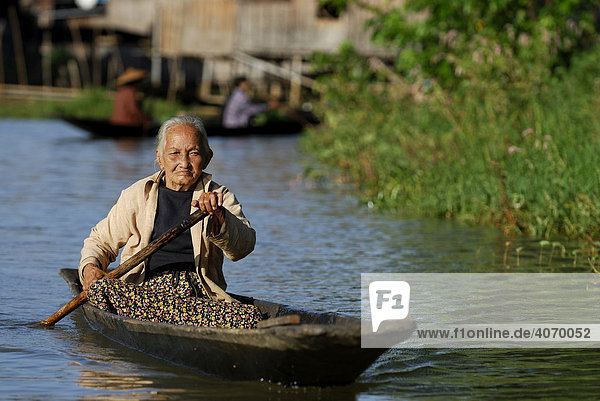 Alte Burmesin mit Boot  Inlesee  Myanmar  Südostasien