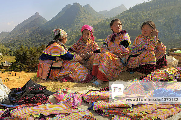 Vietnamesische Verkäuferinnen vor Berglandschaft Bac Ha Nordvietnam Südostasien