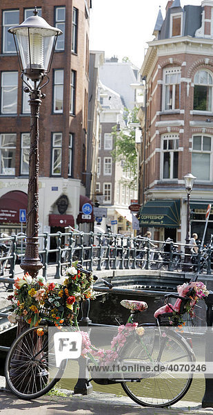 Fahrrad mit Blumenschmuck  Singel Gracht  Grachtenhäuser  Amsterdam  Niederlande  Europa