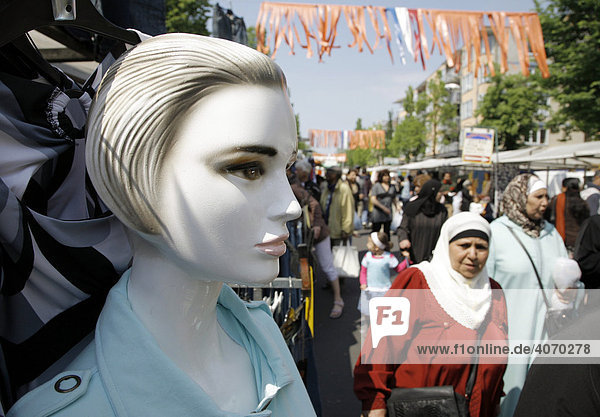 Figur Frauenkopf und Frauen mit Kopftüchern auf Dappermarkt  multikultureller Straßenmarkt  Basar  Dapperstraat  Amsterdam  Niederlande  Europa