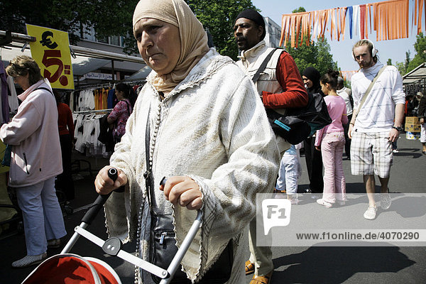Frau mit Kopftuch und Kinderwagen auf Dappermarkt  multikultureller Straßenmarkt  Basar  Dapperstraat  Amsterdam  Niederlande  Europa