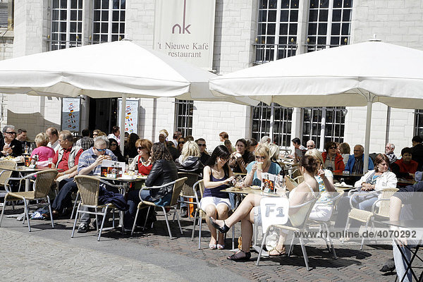 Straßencafe  Restaurant vor der Nieuwe Kerk am Dam  Amsterdam  Niederlande  Europa