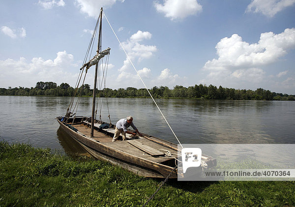 Bootsausflug auf dem Fluss Loire mit Jean Ley auf seinem traditionellen Holzboot  Chaumont-sur-Loire  Frankreich  Europa