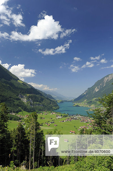 Sicht vom Brünigpass auf den Lungernsee  Lungern  Obwalden  Schweiz  Europa