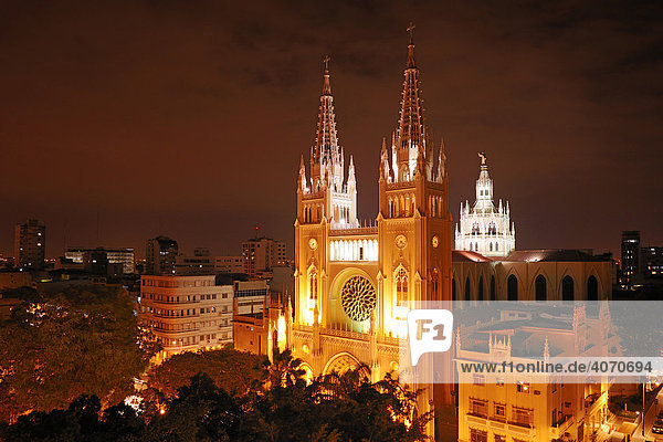 Neugotische Kathedrale  erbaut im Jahre 1948  mit bleiverglasten Fenstern  Nachtaufnahme  Guayaquil  Ecuador  Südamerika