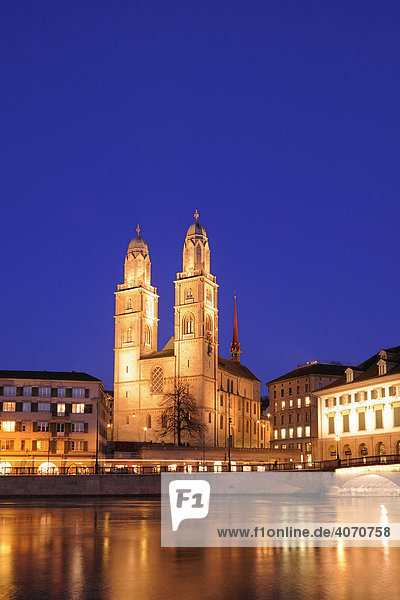 Grossmünster bei Nacht  Zürich  Schweiz  Europa