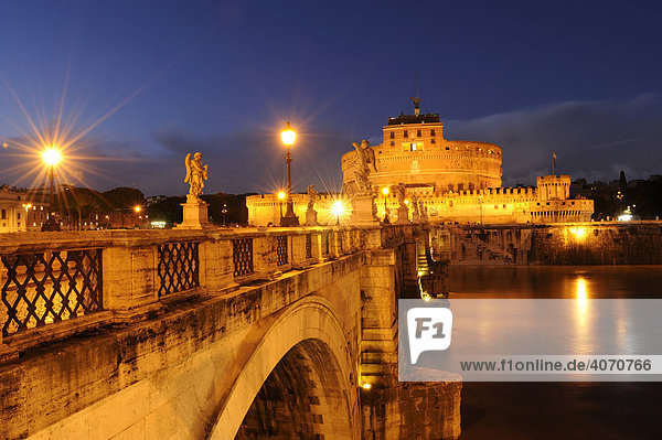 Engelsbrücke bei Nacht  hinten die Engelsburg  Rom  Italien  Europa