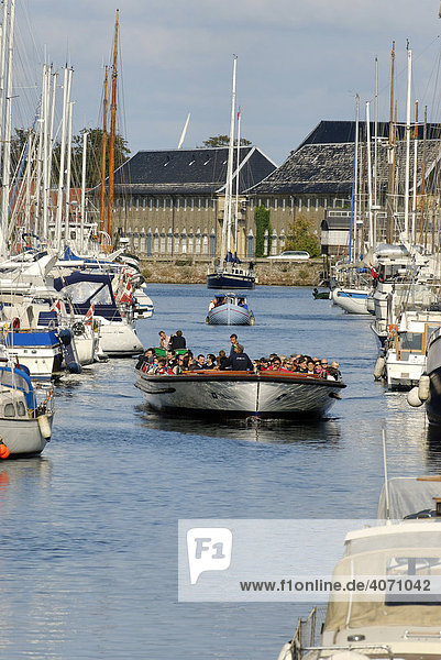 Am Christianshavns Kanal vertäutes Touristenboot und Yachten  Kopenhagen  Dänemark  Skandinavien  Europa
