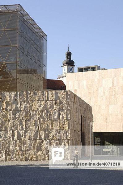 Synagoge des jüdisches Gemeindezentrums am Jakobsplatz mit Polizist München Oberbayern Bayern Deutschland Europa