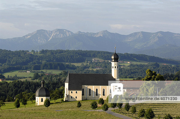 Bergpanorama mit Kirche Irschenberg Oberbayern Bayern Deutschland Europa