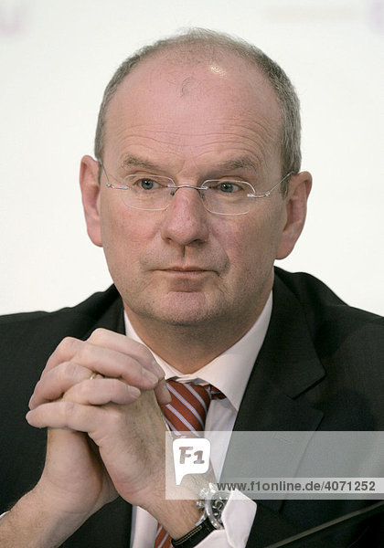 Hans-Peter Villis  chief executive of EnBW Energie Baden-Wuerttemberg AG  during a financial report press conference  19.02.08  Karlsruhe  Baden-Wuerttemberg  Germany  Europe