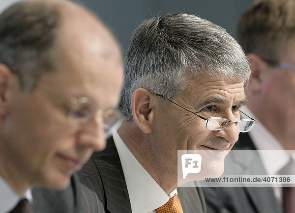 Jürgen Hambrecht  rechts  Vorstandsvorsitzender der BASF SE  und Kurt Bock  links  Vorstand Finanzen  Finanzvorstand der BASF SE  während der Bilanzpressekonferenz am 21.02.2008 in Ludwigshafen  Rheinland-Pfalz  Deutschland  Europa