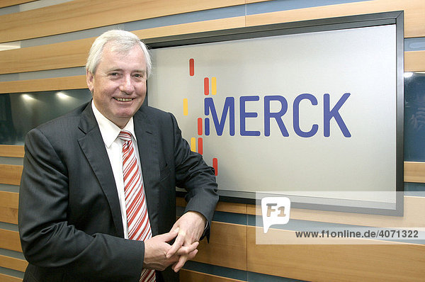 Michael Becker  member of the executive board of the Finance division of Merck KGaA  during a financial report press conference  18.02.08  Darmstadt  Hesse  Germany  Europe