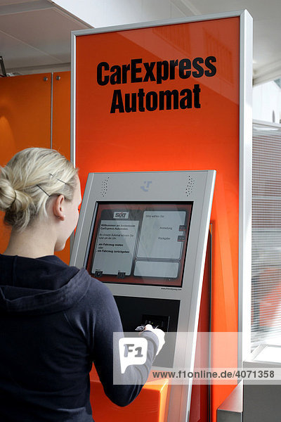 Frau bedient Car Express Automat in der Vermietstation der Sixt AG Autovermietung im Flughafen München  Bayern  Deutschland  Europa