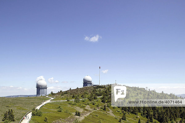 Gipfelplateau mit Nato-Türmen  Radaranlage der Luftwaffe der Bundeswehr zur Luftüberwachung  am Großen Arber im Bayerischen Wald bei Bayerisch Eisenstein  Bayern  Deutschland  Europa
