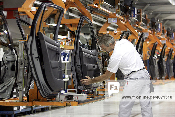 Arbeiter in der Produktionsstätte der Audi AG in Brüssel  Produktionslinie des Audi A3  Polo und Golf in Brüssel  Belgien  Europa