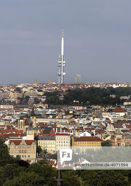Blick auf die Stadt Prag mit dem Fernsehturm in Prag  Tschechische Republik  Europa