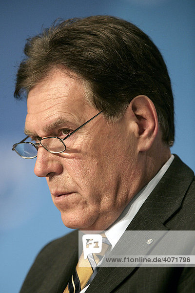 Kleiner Parteitag der CSU: Michael Glos  Vorsitzender der CSU Landesgruppe und designierter Wirtschaftsminister  Minister für Wirtschaft  am 14.11.2005 in München  Bayern  Deutschland  Europa