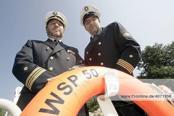 Polizeibeamte der Wasserschutzpolizei Beilngries auf dem Polizeiboot WSP 50 auf dem Main-Donau-Kanal bei Beilngries  Bayern  Deutschland  Europa