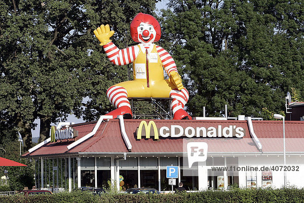 McDonald's Filiale mit der Gummipuppe Ronald McDonald auf dem Dach in Landau an der Isar  Bayern  Deutschland  Europa