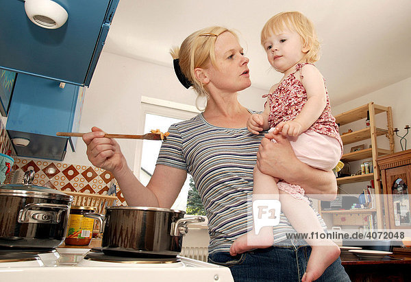 Mutter mit Tochter beim Kochen in der Küche