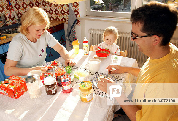 Junge Familie beim Frühstück