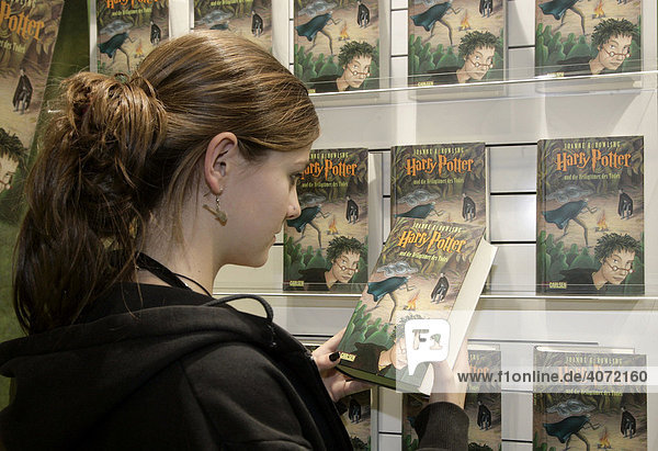Eine Besucherin betrachtet auf dem Stand des Carlsen Verlags einen Dummy  Blindband  von der deutschen Ausgabe von Harry Potter Band 7  Harry Potter und die Heiligtümer des Todes  Frankfurter Buchmesse 2007  Frankfurt am Main  Hessen  Deutschland  Europa