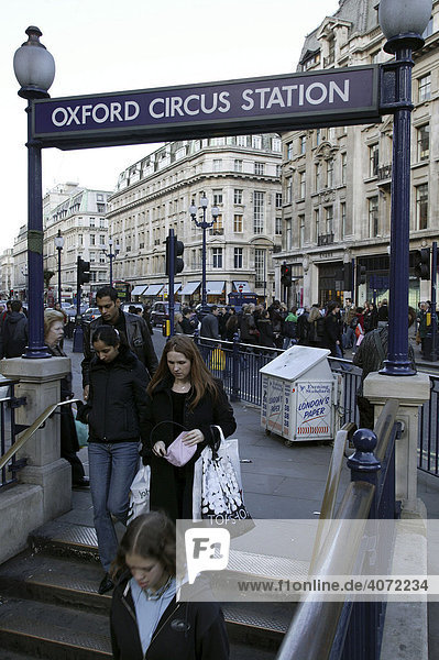 Passanten am Eingang zur U-Bahnstation Oxford Circus in London  England  Großbritannien  Europa