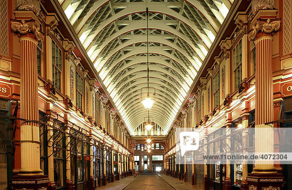 Die Einkaufspassage Leadenhall Market bei Nacht in London  England  Großbritannien  Europa