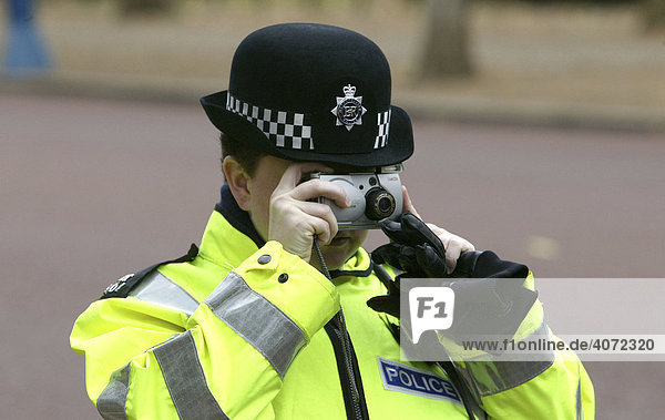 Eine Polizistin beim Fotografieren in London  England  Großbritannien  Europa
