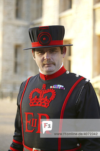 Ein Wachmann  Beefeater  in traditioneller Uniform am Tower of London in London  England  Großbritannien  Europa