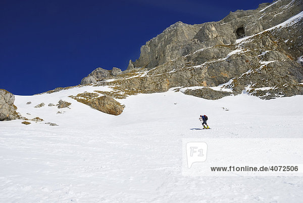 Skitourengeher beim Aufstieg in ein Felskar  Rofan  Tirol  Österreich  Europa