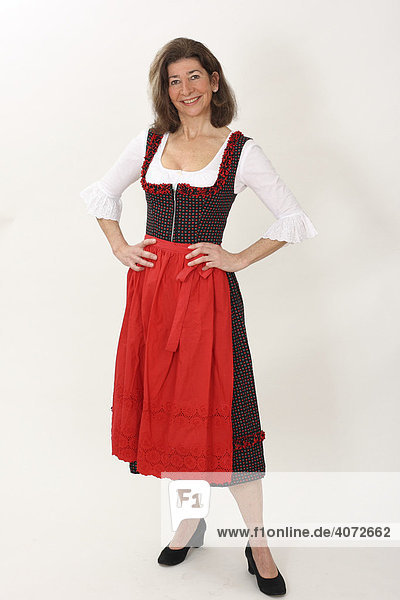 Dame mittleren Alters mit Dirndl