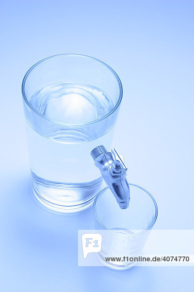 Wasserhahn der aus einem Wasserglass herauskommt