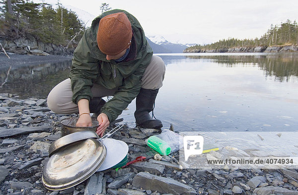 Abwasch im Freien  Flussufer  Abend  Pazifische Küste  Prince William Sound  Chugach Nationalforst  Alaska  USA