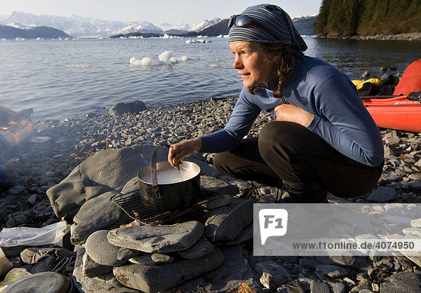 Kochen am Strand auf einem Lagerfeuer  Glacier Island  dahinter der Columbia-Gletscher  Pazifik Küste  Chugach National Forest  Prince William Sound  Alaska  USA