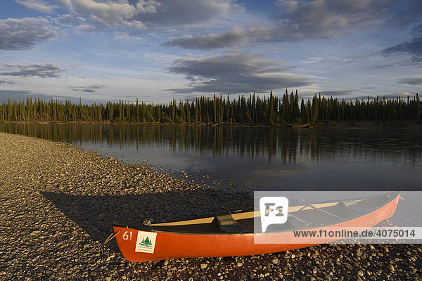 Kanu am Ufer des Liard Flusses  British Columbia  Yukon Territorium  Kanada  Nordamerika