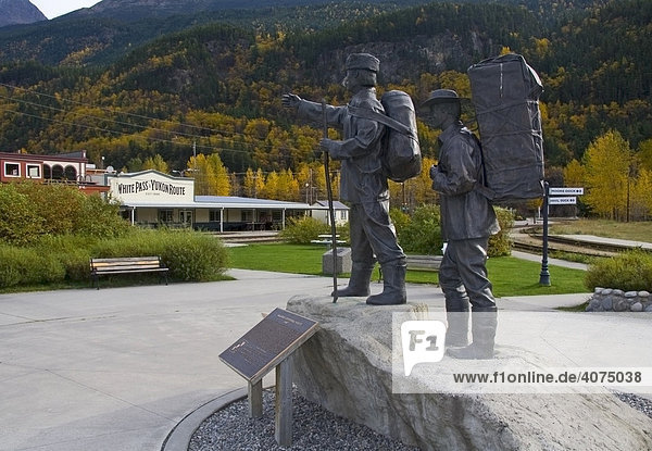 Klondike Goldrausch-Monument  Goldsucher  Skulpturen  hinten historischer White Pass & Yukon Route Bahnhof  Skagway  Alaska  USA  Nordamerika