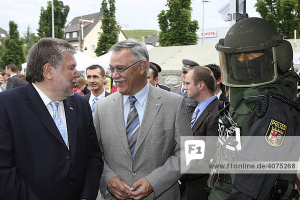 Premier of Rhineland-Palatinate  Kurt Beck (left) visiting the booth of the police force on Rhineland-Palatinate-Day  14.06.2008  with he Rhineland-palatinate minister of the interior  Karl Peter Bruch  Bad Neuenahr  Rhineland-Palatinate  Germany  Europe