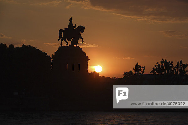 Das Reiterstandbild von Kaiser Wilhelm am Deutschen Eck im Abendlicht  Koblenz  Rheinland-Pfalz  Deutschland  Europa
