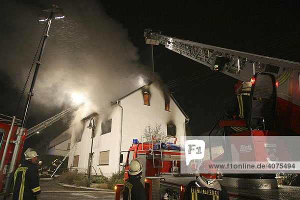 Feuerwehrleute löschen ein Wohngebäude  Vielbach  Westerwaldkreis  Rheinland-Pfalz  Deutschland  Europa