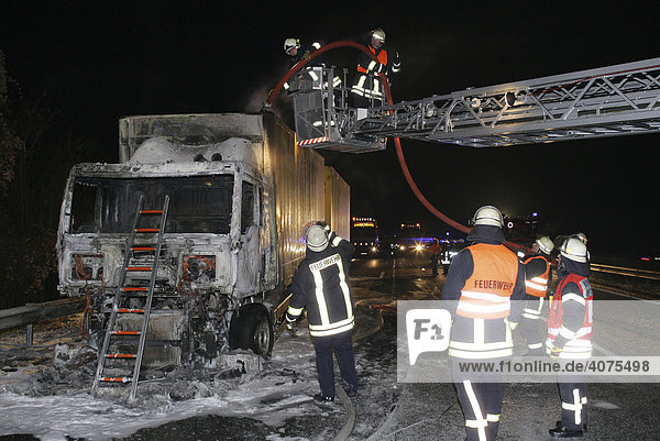 Feuerwehrleute löschen auf der Autobahn A61 einen in Brand geratenen Sattelzug  bei Höhr-Grenzhausen  Rheinland-Pfalz  Deutschland  Europa