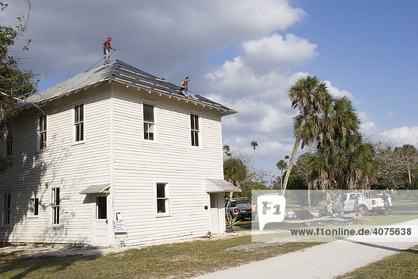 Dachdecker auf dem Dach der Bäckerei  historisches Gebäude im Koreshan State Park  Historic Site  Religionsgemeinschaft  Estero  Florida  USA