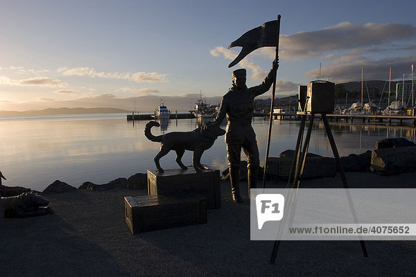 Silhouette der Gedenkstatue des berühmten Antarktik-Fotografen Frank Hurley  Victoria Dock  Hobart  Tasmanien  Australien