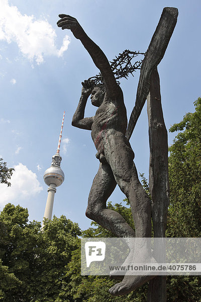 Sich vom Kreuz Lösender  Skulptur von Fritz Cremer an der Klosterkirche  Berlin  Deutschland  Europa