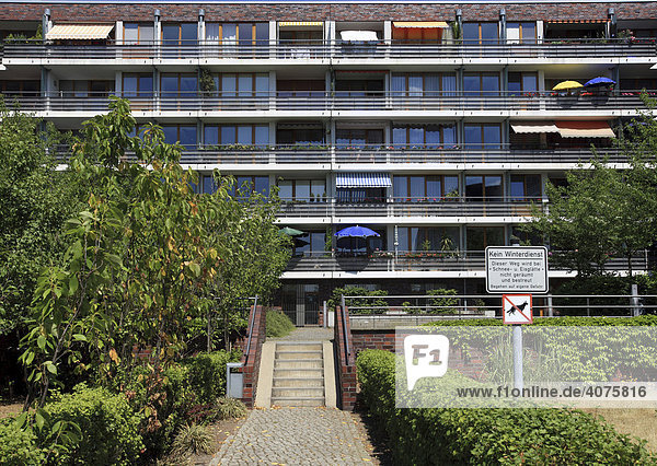 Moderne Wohngebäude  Zugang zu Neubauten im Wohnquartier Rummelsburger Bucht  Wasserstadt Alt Stralau  Expo 2000  Berlin  Deutschland  Europa