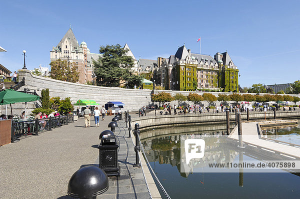 Der Hafen mit dem Empress Hotel in Victoria auf Vancouver Island  British Columbia  Kanada