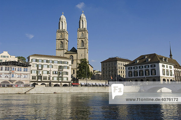 Limmat  Doppeltürme der Grossmünster Kirche  Wahrzeichen der Stadt  Zürich  Schweiz  Europa