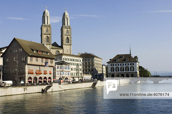 Altstadt von Zürich mit der Limmat  dem Zunfthaus zum Rüden und den Doppeltürmen der Grossmünsterkirche  dem Wahrzeichen der Stadt  Zürich  Schweiz  Europa